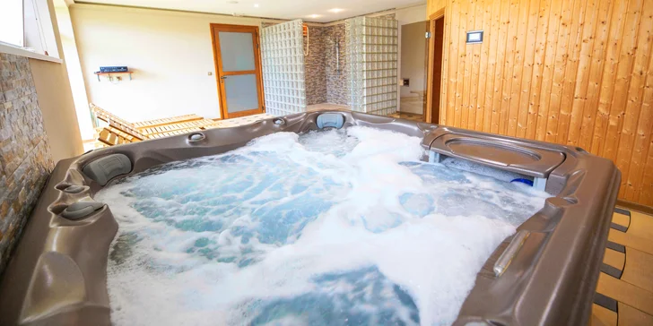 2 hodiny privátního odpočinku pro pár: vířivka, sauna, ovoce, sekt i masáž