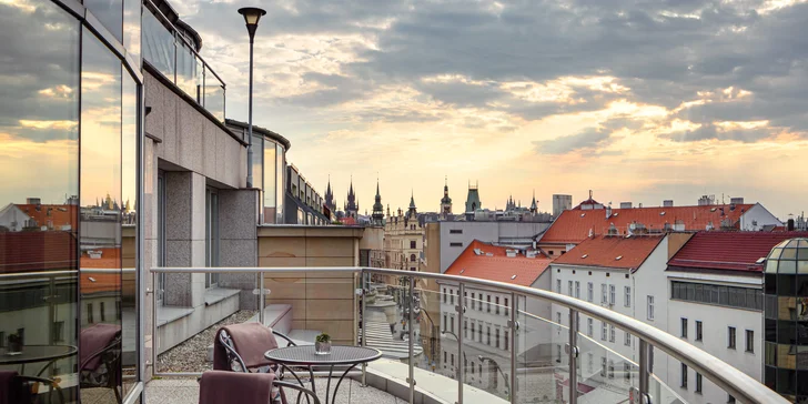 Některé pokoje a apartmá nabízí balkony s krásným výhledem na věže starého města a Pražský hrad.