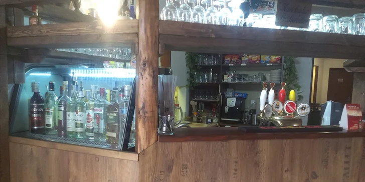 Pořádný tatarák z nasekaného hovězího a desatero topinek s česnekem
