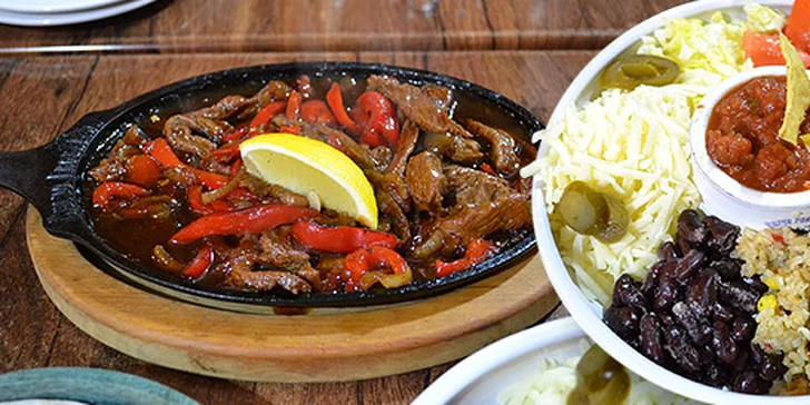 Bohatá porce fajitas se vším všudy až pro 4 osoby