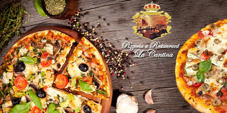 2 pizzy čerstvě vytažené z pravé kamenné pece