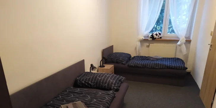 Druhý pokoj má dvě oddělené postele.