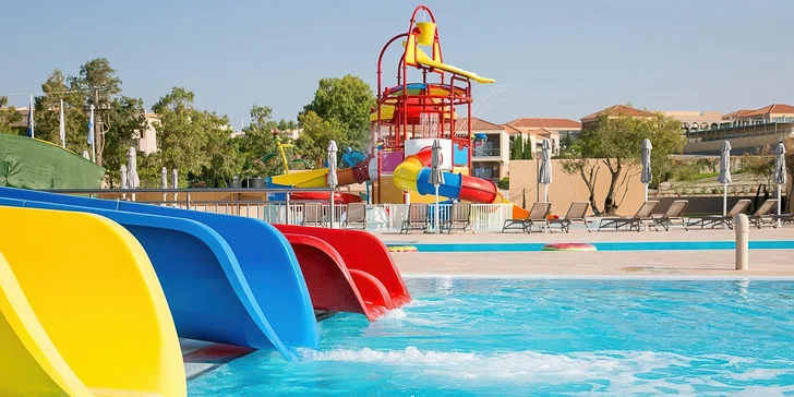 Patří k němu i aquapark se skluzavkami, do kterého máte volný vstup. 