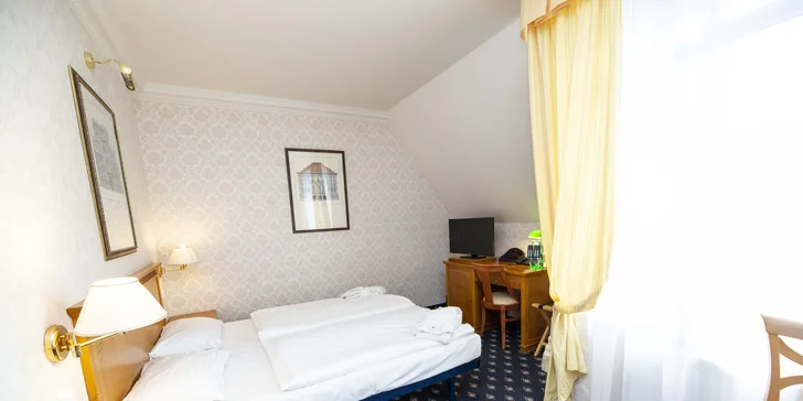 V pokoji najdete SAT/TV, telefon i minibar.
