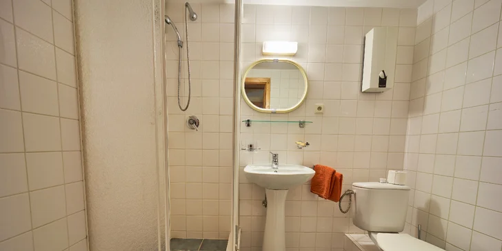 Vlastní koupelna je samozřejmostí. Některé pokoje mají balkón a TV.