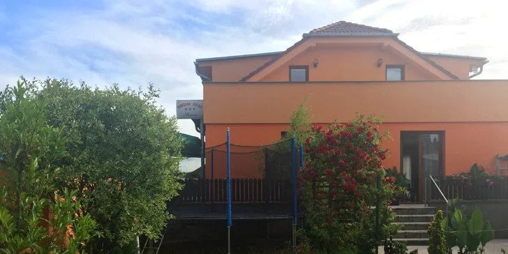 Na zahradě je i trampolína. 
