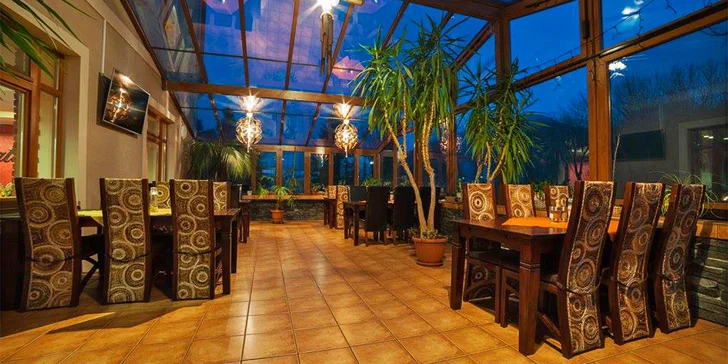 Součástí hotelu je i kouzelná zimní zahrada a posezení na venkovní terase. 