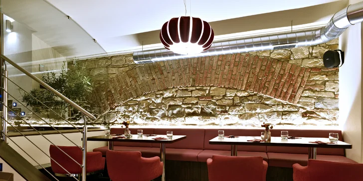 Hostinu si vychutnáte v příjemné moderní restauraci kousek od náměstí Míru a I. P. Pavlova.