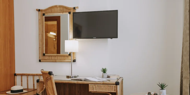 K vybaveniu patrí pohodlná posteľ, klimatizácia, telefón, LCD TV, minibar a trezor. 
