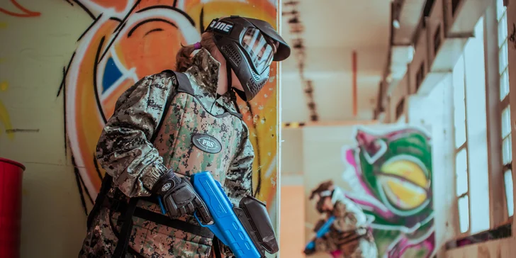 Během junior paintballu se používají snadno ovladatelné lehké pušky s omezeným výkonem a k tomu o třetinu menší kuličky.