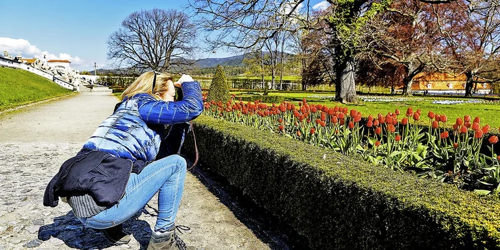 Účastnice kurzů krasysveta.cz při práci v zámecké zahradě.