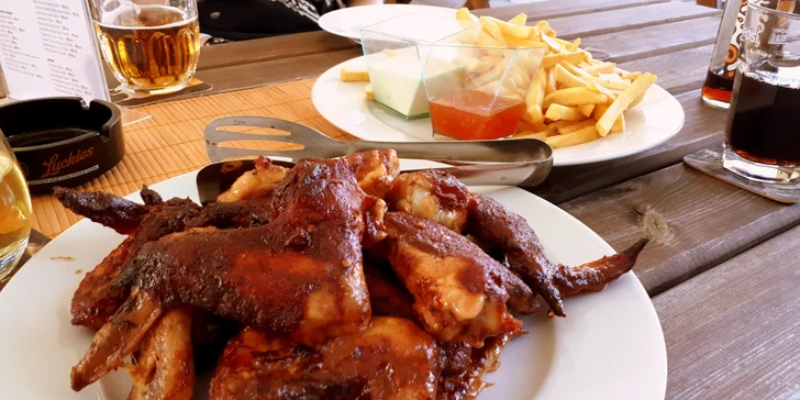 Pořádná porce marinovaných BBQ wings a hranolek vás nenechá chladnými. 