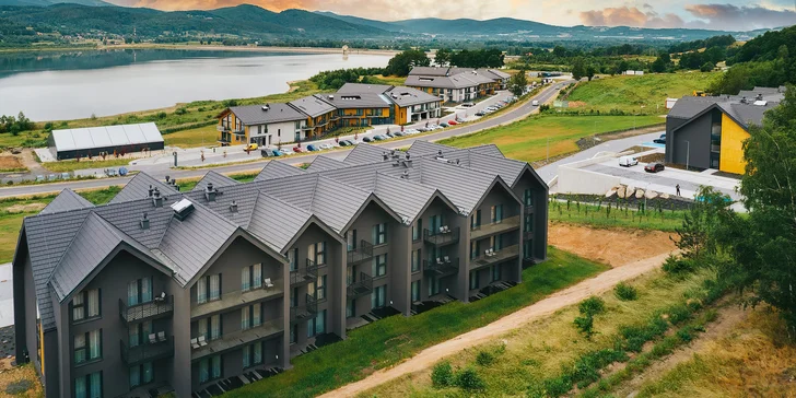 Pobyt v polských Krkonoších: nové apartmány u jezera Sosnówka, snídaně či polopenze a wellness