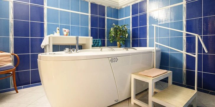 Podle vybrané varianty si také budete užívat wellness – částečnou klasickou masáž, perličkovou koupel a parafín na ruce. 