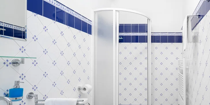 Ke každému pokoji patří vlastní koupelna s hotelovou kosmetikou. 