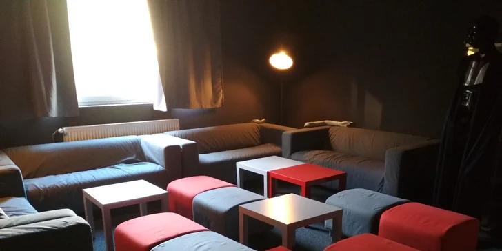 Dalších 20 hráčů vás může pozorovat přes skleněnou stěnu.