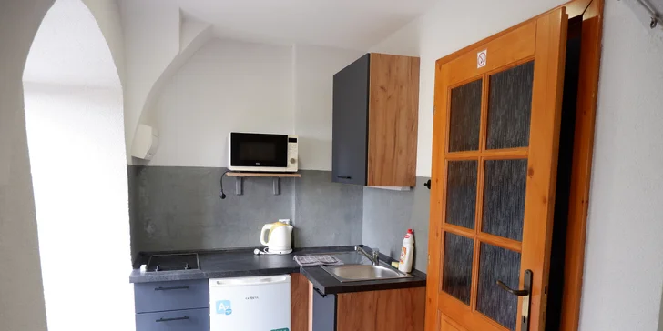 Pro společné chvíle a přípravu pokrmů je k dispozici kuchyňský kout se stolem a židlemi a TV pro relaxaci.