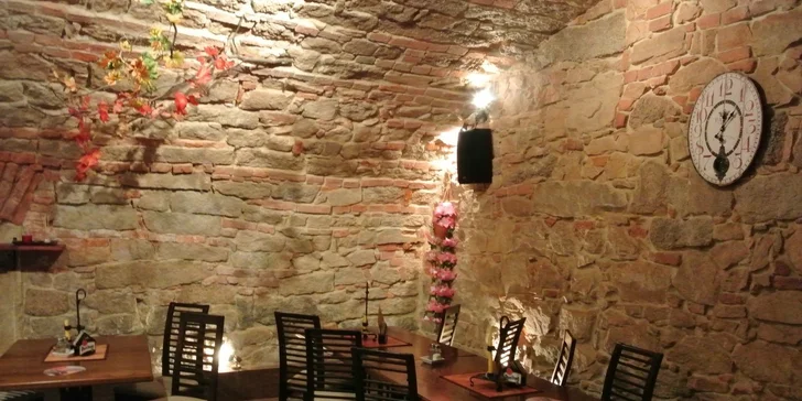 2 pizzy čerstvě vytažené z pravé kamenné pece