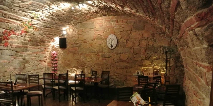 2 pizzy čerstvě vytažené z pravé kamenné pece