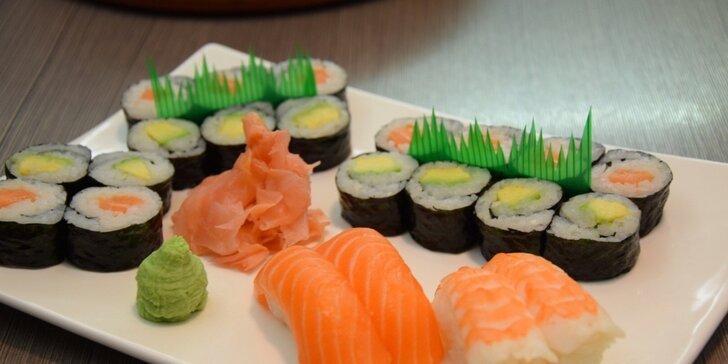 Running sushi pro dva v podniku Ginza na Floře