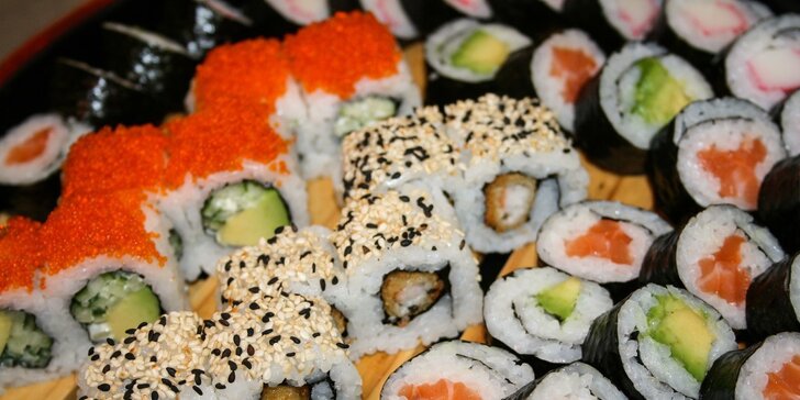 Running sushi nebo sety z podniku Ginza na Floře