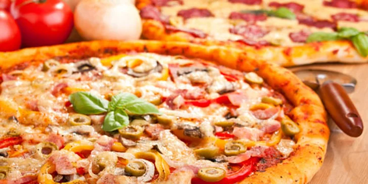 Dvě libovolné pizzy o průměru 32 cm