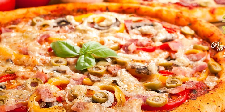 2 pizzy čerstvě vytažené z pravé kamenné pece