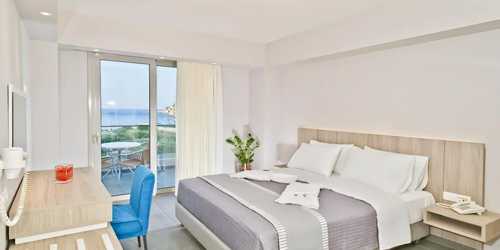 Nechybí ani balkon nebo terasa s výhledem na bazén nebo na širé moře. 

