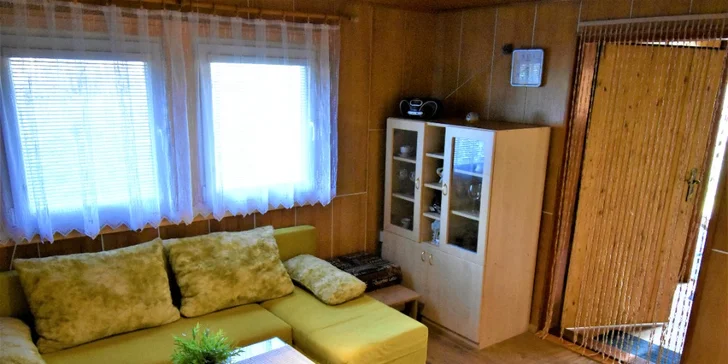 Pohovět si můžete na gauči v obývacím pokoji. 