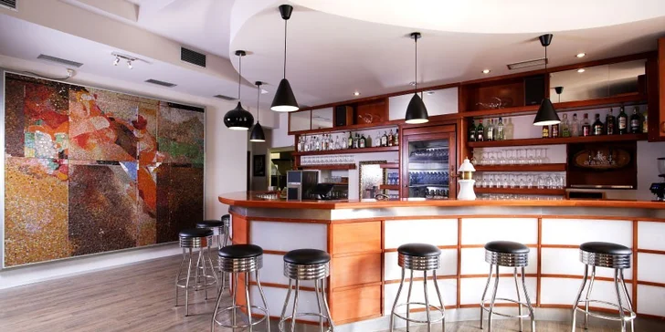Losos a polévka pro 1 či 2 osoby v elegantní restauraci u Karlova mostu