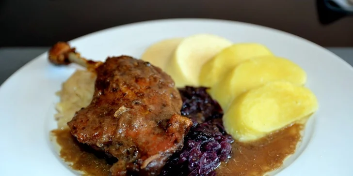 Kachna či losos v restauraci "bridge" přímo u Karlova mostu