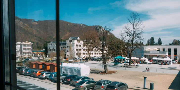 Ak prídete autom, tak máte parkovanie zadarmo.
