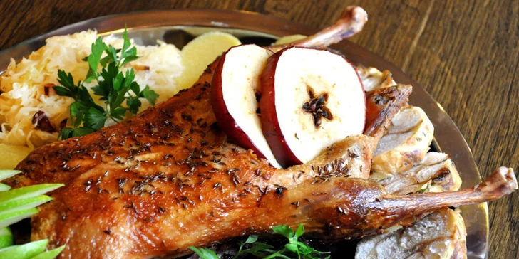 2kg pečená kachna pro čtyři jedlíky ve staročeské restauraci v centru Prahy