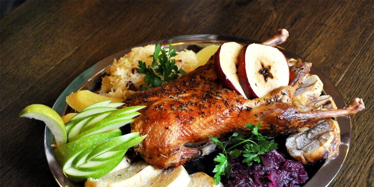 2kg pečená kachna pro čtyři jedlíky ve staročeské restauraci v centru Prahy