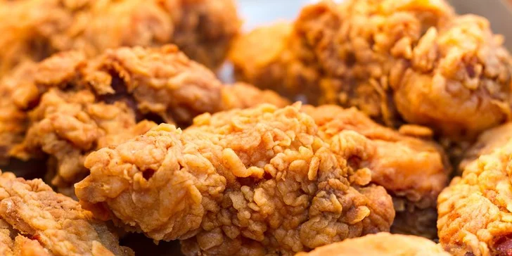 Smažené kuřecí Mega Menu v Crispy Chicken, 2× stehýnka, 4× prsíčka, 4× křidýlka a 2× hranolky nebo salát coleslaw. Nenechte je uletět!