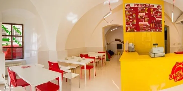 Smažené kuřecí Mega Menu v Crispy Chicken, 2× stehýnka, 4× prsíčka, 4× křidýlka a 2× hranolky nebo salát coleslaw. Nenechte je uletět!