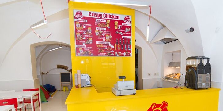 Smažené kuřecí Mega Menu v Crispy Chicken, 2× stehýnka, 4× prsíčka, 4× křidýlka a 2× hranolky nebo salát coleslaw. Nenechte je uletět!
