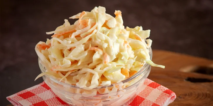 Těšte se také na salát coleslaw. 