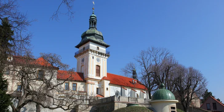 Na zámek Loučeň to máte 14 km, do Kokořínska 35 km.