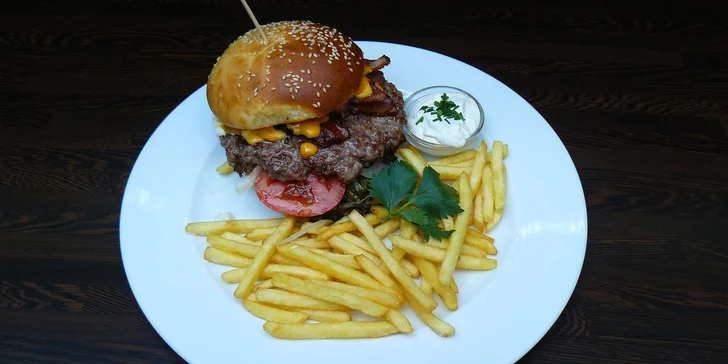 Burger nebo Quesadilla pro dva včetně nápojů