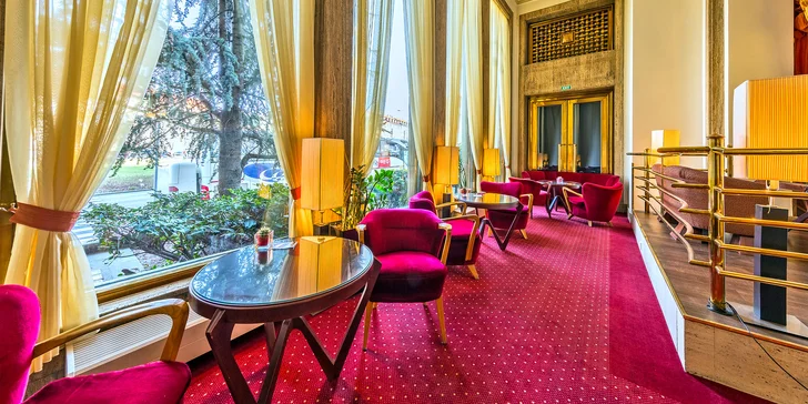 Hotel postavený v polovině minulého století tvoří výškovou dominantu Dejvic. Úžasný je ale i uvnitř.