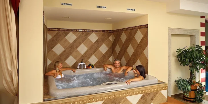 Vo wellness je ďalej vírivka a sauna, oboje si užijete za príplatok.
