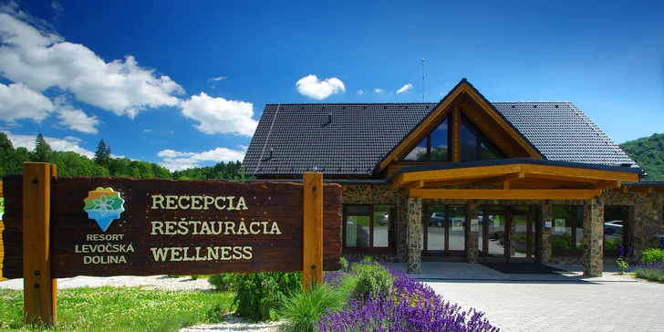 V centrálnej budove nájdete recepciu, reštauráciu, wellness, bowling bar aj posilňovňu. 