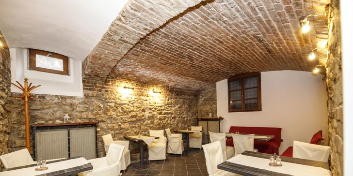K dis­pozici je také restaurace, společenská místnost s televizí, zimní zahrada s krbem a udírnou a pergola s venkovním posezením u krbu. 