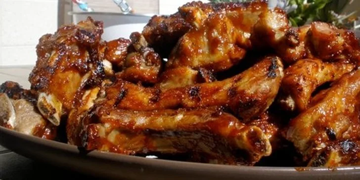 149Kč za 1,5kg grilovaných vepřových žebírek s pivem a pečivem. Pozvěte přátele na pořádnou porci masa s křupavými bagetkami se slevou 50%!