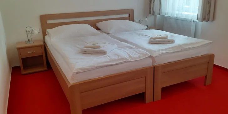 Na pokoji můžete mít buď postel manželskou, ...