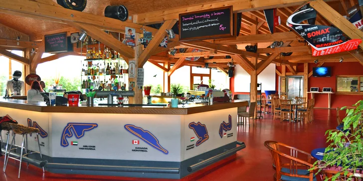 Po jízdě můžete doplnit energii v restauraci s grilem. V nabídce je i varianta zahrnující konzumaci ve výši 800 Kč. 