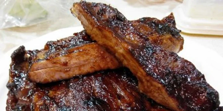 149Kč za 1,5kg grilovaných vepřových žebírek s pivem a pečivem. Pozvěte přátele na pořádnou porci masa s křupavými bagetkami se slevou 50%!