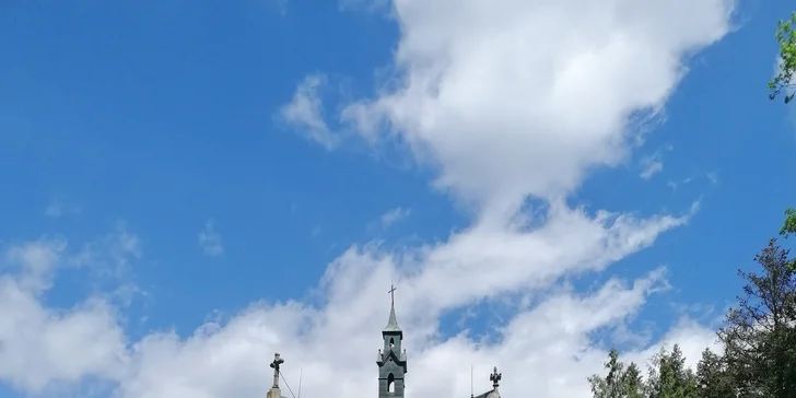 V okolí zámku se rozkládá rozlehlý anglický park se Schwarzenbergskou hrobkou.