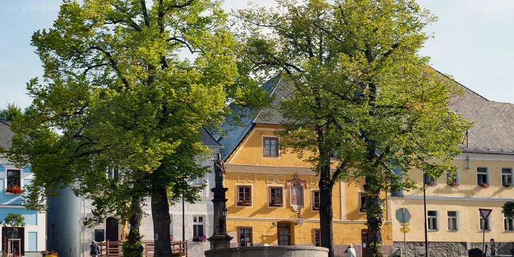 Hotel je postavený v kouzelném městečku Kašperské Hory.